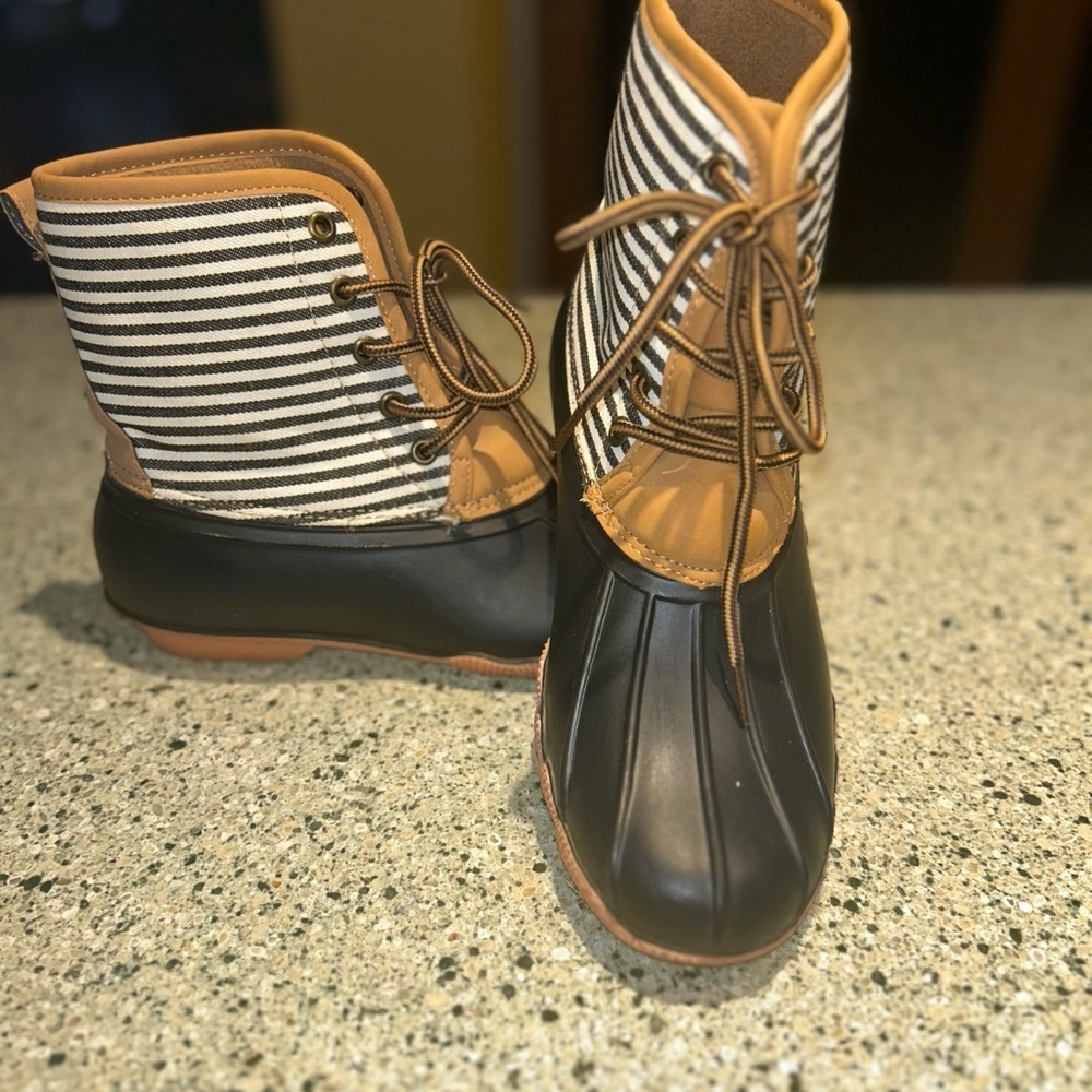 ❤️Women’s Striped Black and Tan Rain/Snow Duck Boots-size 9 - Picture 7 of 9